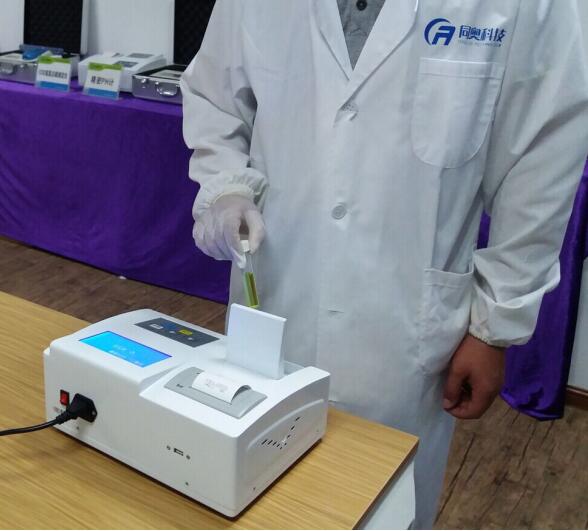工程师正在对TR-1800型总氮快速测定仪进行测试